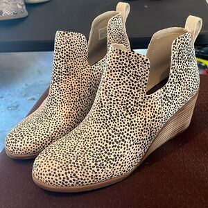 Like new TOMS leopard print wedges
